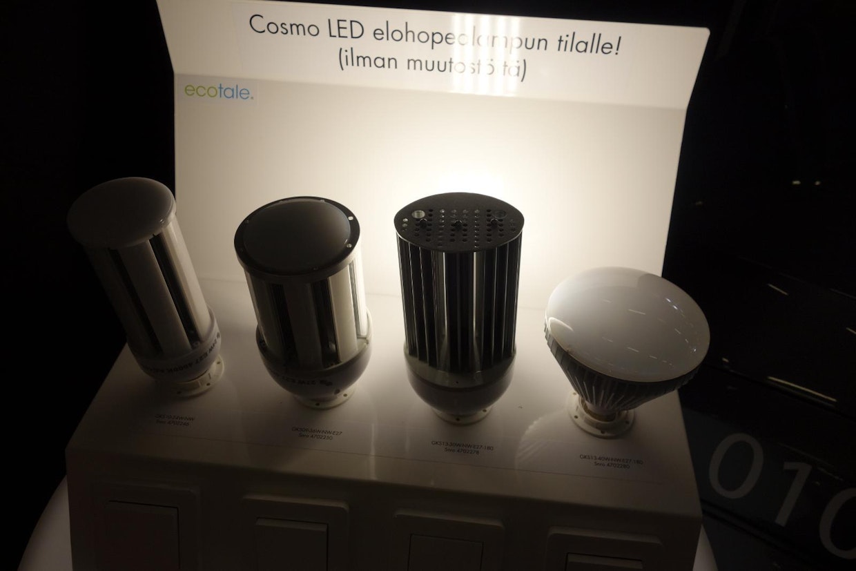 Viime vuonna voimaan tullut EU-asetus kieltää elohopealamppujen tuonnin ja valmistuksen. Näitä lamppuja käyttäviä valaisimia on liikenneväylien ohella myös piha-alueilla ja hallitiloissa. Koko valaisinta ei ole pakko vaihtaa toista tekniikkaa käyttävään valaisimeen, sillä nyt on mahdollista korvata elohopealamppu led-tekniikkaa hyödyntävällä lampulla. Ecotale Cosmo -led-lamppuja on 45 W tehoon saakka ja niitä myy Suomen Valojakelu Oy.