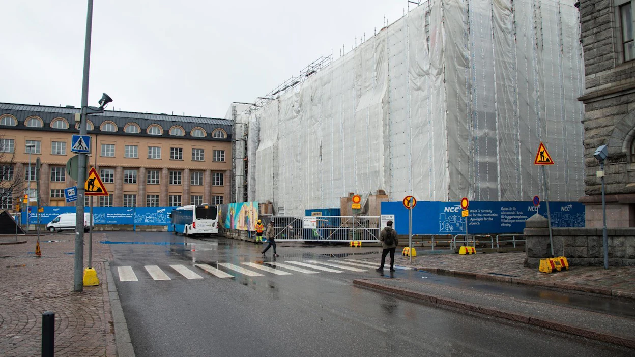 Scandicin Helsingin päärautatieaseman yhteyteen tuleva 500 huoneen hotelli valmistuu ensi vuoden helmikuuksi. Kuvassa on NCC:n urakoima hotellirakennus huputettuna huhtikuussa.