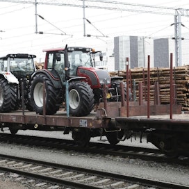 Puolet kesäkuussa rekisteröidyistä traktoreista oli Valtroja.