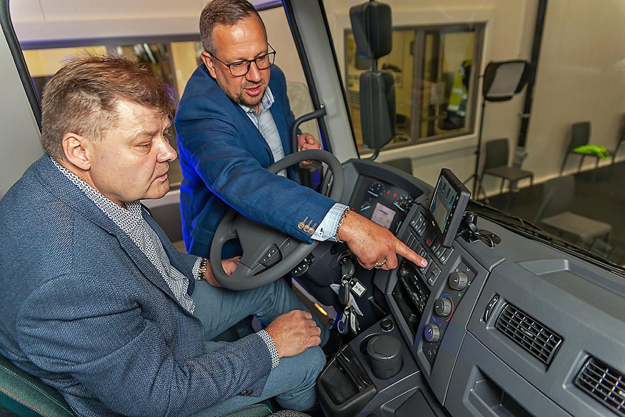 Kuorma-automyyjä Pekka Mäkinen opastaa Storemen Logistics Oy:n toimitusjohtaja Jari Jokista FL Electricin saloihin. Hyvä opastus ja kuljettajakoulutus ovat Jokisen mukaan aiempaa tärkeämpää, sillä tuotteena sähköauto on täysin erilainen kuin dieselversiot.