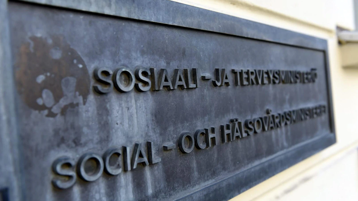 Ministeriön mukaan suojavarusteiden kulutuksen kasvuun on edelleen varauduttava, vaikka koronavirustilanne on tällä hetkellä rauhallinen. LEHTIKUVA / EMMI KORHONEN