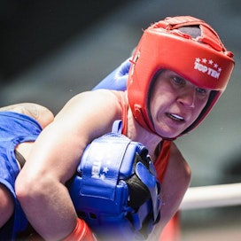 Nyrkkeilijä Mira Potkonen (oik.) aloittaa urakkansa naisten alle 60 kilon sarjassa. LEHTIKUVA / JOUNI PORSANGER