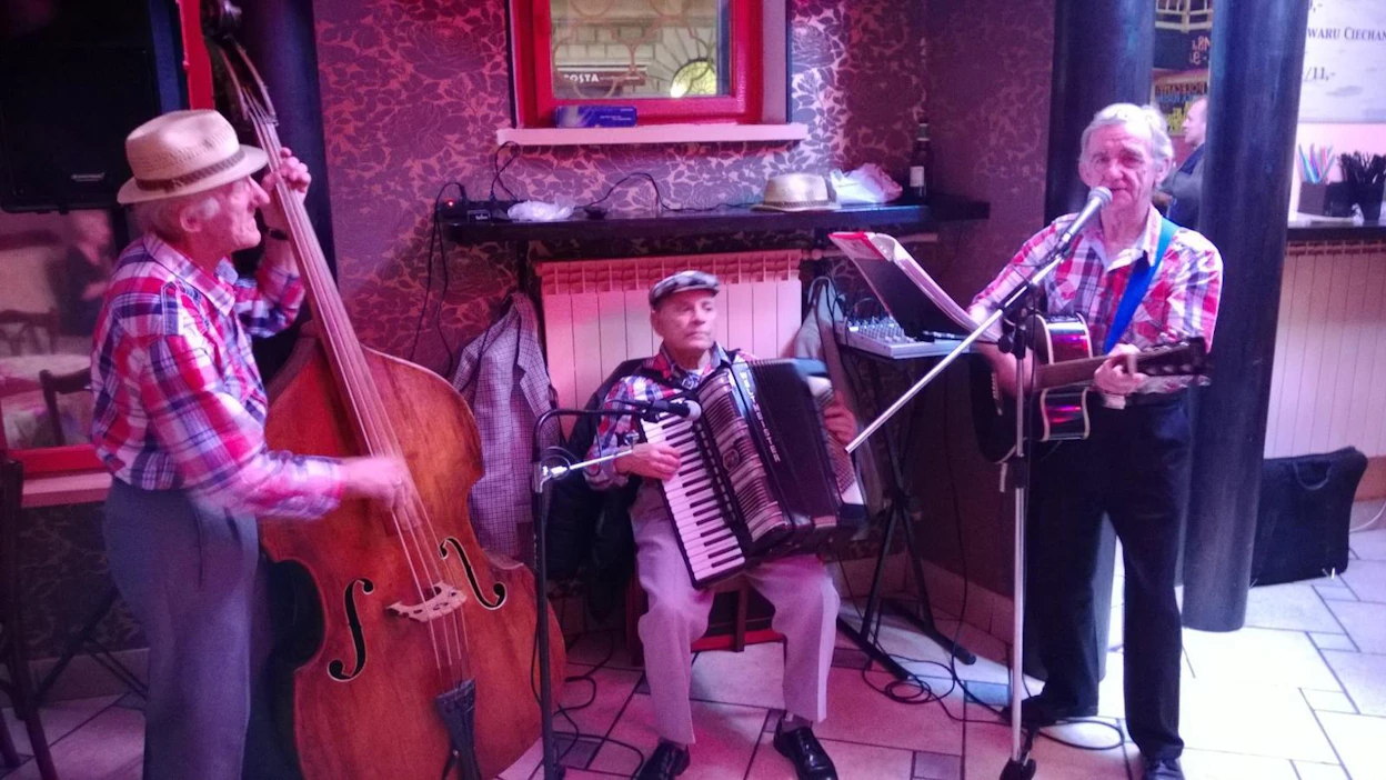 Varsinkin laulaminen yhdessä olisi helppo tapa torjua dementiaa. Tässä musisoi puolalaisten ikämiesten bändi.