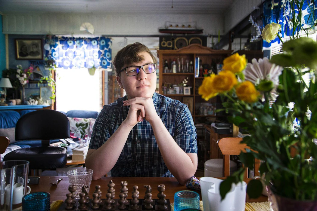 Teemu Heinonen alkoi soittaa pianoa vanhempana kuin monet ikätoverinsa, vasta 16-vuotiaana. Nykyään piano on hänelle säveltämisen työkalu. "On harhaluulo, että vain lapsena pystyy oppimaan soittamisen. Tiedän, että kahdeksankymppinenkin on oppinut soittamaan selloa, joten minulla on vielä aikaa."
