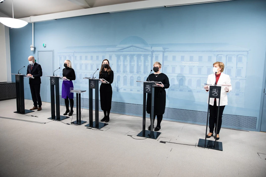 Hallitus kertoi torstaina uusista rajoitustoimista, joilla halutaan estää muun muassa pahenevasta tautitilanteesta aiheutuvaa sairaanhoidon ylikuormittumista.