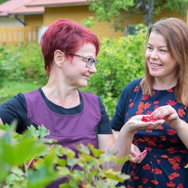 Multian ravitsemistyönjohtaja Heini Pitkänen ja kunnanjohtaja Noora Pajari tekevät päivittäisessä työssään lähiruokaa suosivia valintoja.