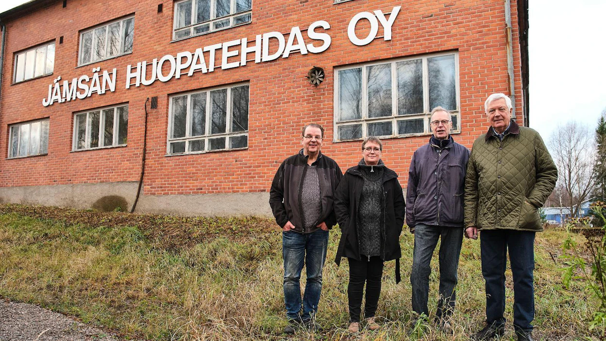 Pirtin Kehräämön tuotannon esimies Jukka Kuhanen, toimitusjohtaja Päivi Hämäläinen, Jämsän Huopatehdas Oy:n pitkäaikainen yrittäjä Pertti Alho ja Pirtin Kehräämön hallituksen puheenjohtaja Olli Nepponen kertoivat Jämsässä tänään tiistaina järjestetyssä tiedotustilaisuudessa, että Jämsän huopatehtaasta tulee Pirtin kehräämön sivutoimipiste.