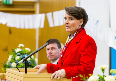 Byrokratiatalkoista vastaava ministeri Anne Berner puhui valtuuskunnalle byrokratianarun kehystämänä.