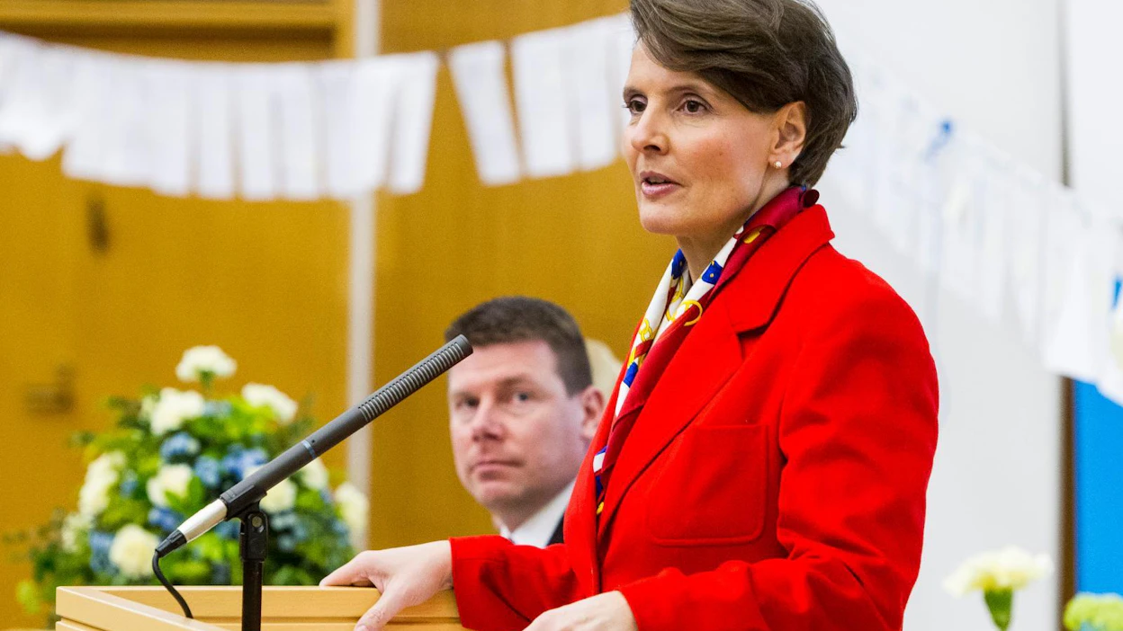 Byrokratiatalkoista vastaava ministeri Anne Berner puhui valtuuskunnalle byrokratianarun kehystämänä.