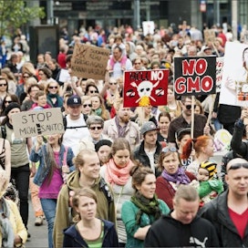 Maatalousteknologian jättiläistä Monsantoa vastaan marssittiin yli 330 kaupungissa. Helsingissä mielenosoitukseen osallistui noin 400 ihmistä. Kimmo Haimi