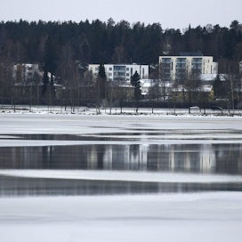 Eteläisessä ja keskisessä osassa Suomea jäätä on monin paikoin niin ohuelti, ettei sitä ole välttämättä päästy edes mittaamaan. LEHTIKUVA / Martti Kainulainen