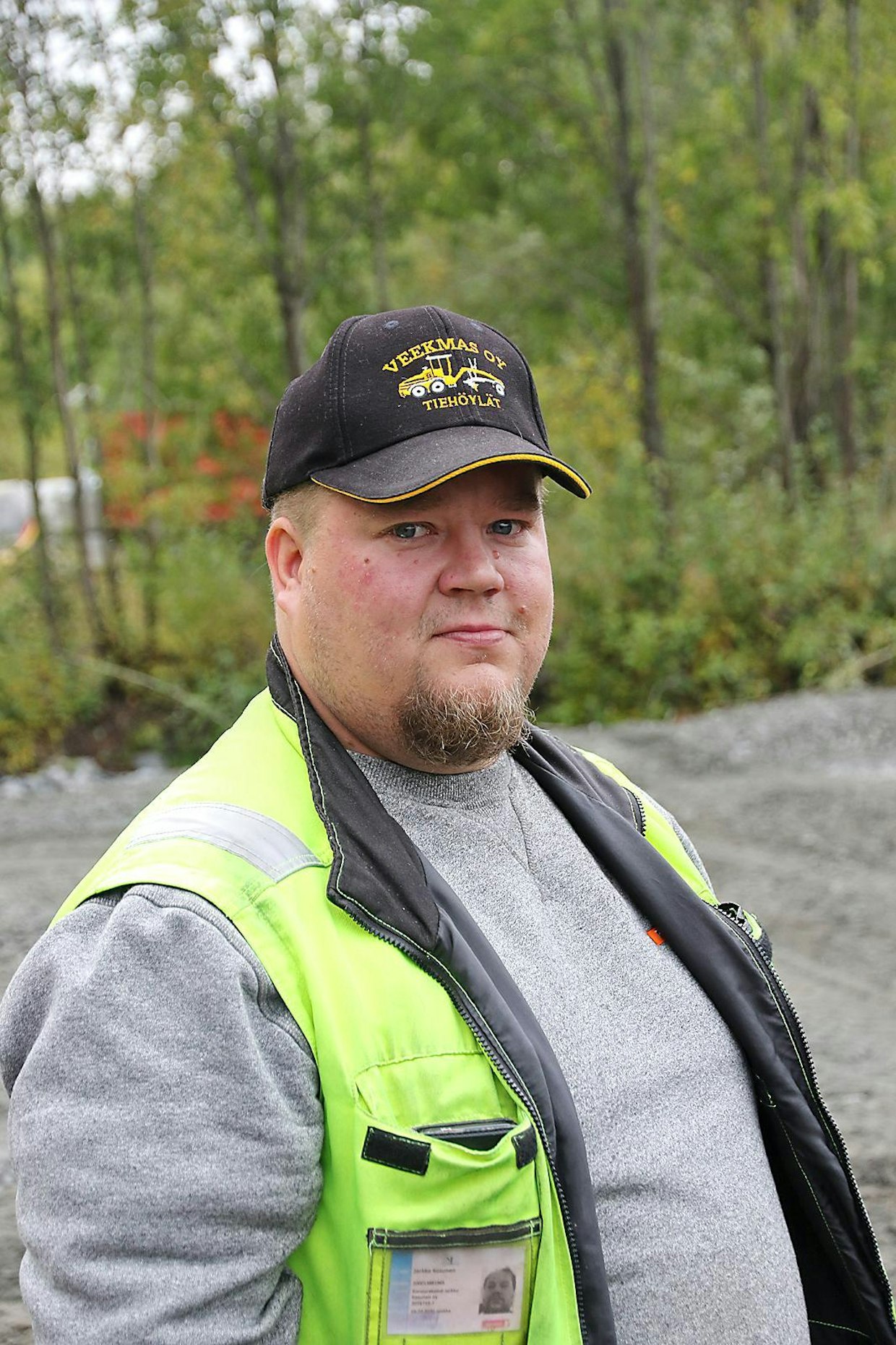 Jarkko Kosunen urakoi laajalla kalustolla. Miehen mukaan erikoiskalustoon satsaaminen työllistää myös muita koneita. Kuusipyörävetoinen FG-malli rakennettiin pitkälle hänen omasta toiveestaan.