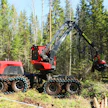 Nyt myös Komatsu Forest on tullut mukaan 8-pyöräisten harvestereiden valmistajien joukkoon. Ensimmäiset uudet Komatsu 931XC -mallit saapuvat Suomeen syksyllä. Komatsu on ensimmäinen metsäkonevalmistaja, joka on toteuttanut sivusuunnassakin keinuvan teliakselin koneissaan. 931XC takarunko on hieman pidempi kuin 6-pyöräisessä versiossa, jotta koneen kääntökulma on sama ja ketteryys vastaa sitä.
