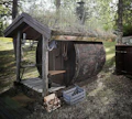 Kievari Rantapirtin tervatynnyriin rakennettu sauna on Suomen ensimmäinen tynnyrisauna.