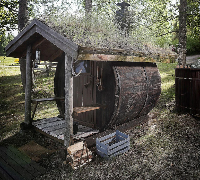 Kievari Rantapirtin tervatynnyriin rakennettu sauna on Suomen ensimmäinen tynnyrisauna.