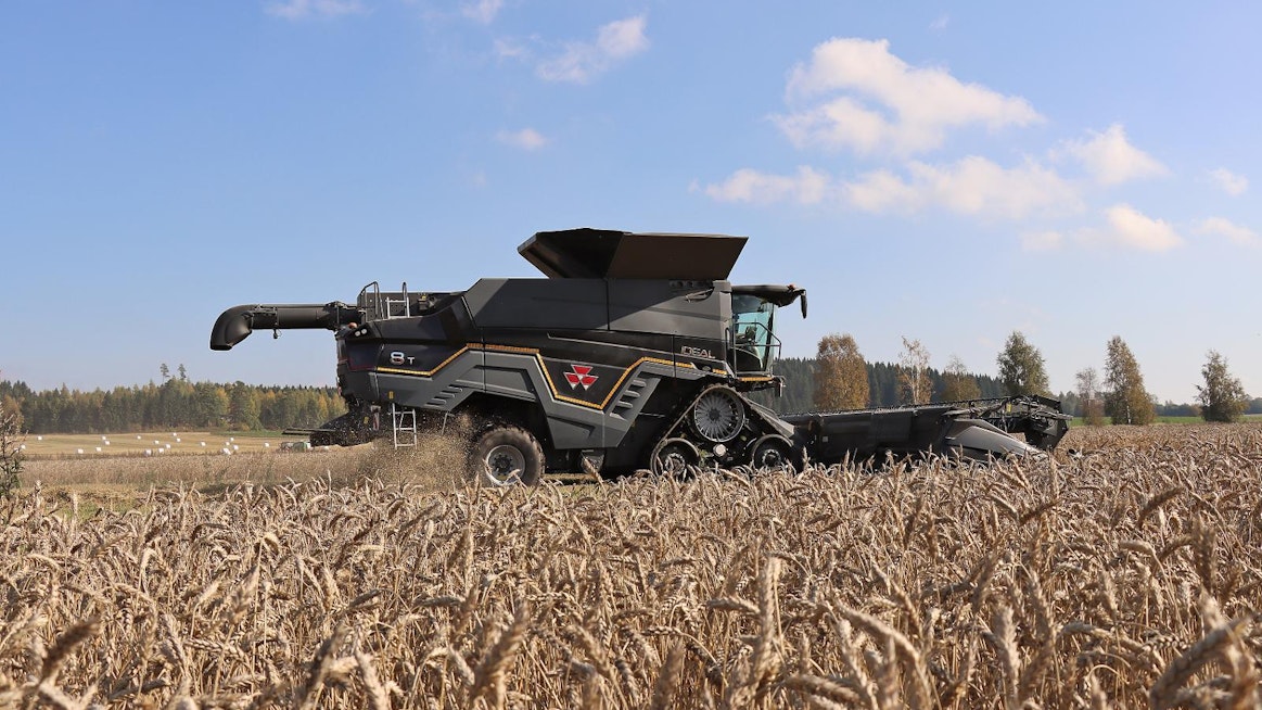 Massey Ferguson Ideal 8T:llä puitiin Turun Konekeskuksen työnäytöksessä noin 6–6,5 km/h nopeudella. 10,7-metrisellä pöydällä tämä tarkoittaa yli kuuden hehtaarin ja yli 40 tonnin tuntisaavutusta, jos päisteajoa ei oteta huomioon. Toisella lohkolla tunnissa saatiin puitua 55 tonnia.