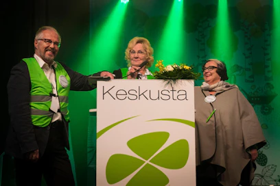 Keskustan puoluekokous alkoi Sotkamon Vuokatissa tänään perjantaina. Kokouspaikkana on Katinkulta. Arto Okkonen, Marjatta Immonen ja Lyyli Pokela ovat tehneet massatapahtuman järjestelyitä vuoden ajan.