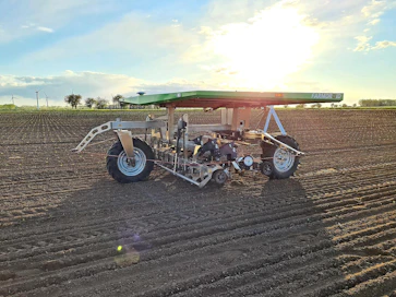 FarmDroid FD20 on aurinkovoimalla toimiva robotti, joka kylvää siemenet tarkasti määritettyihin paikkoihin, ja kylvön jälkeen haraa peltoa kasvien ympäriltä paikkatiedon perusteella.