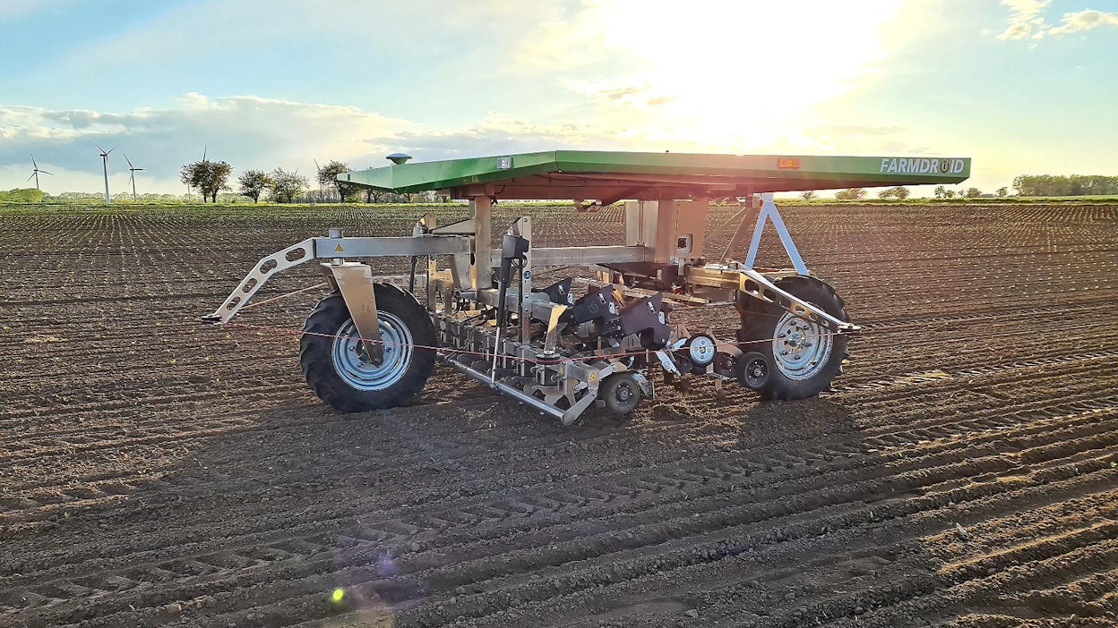 FarmDroid FD20 on aurinkovoimalla toimiva robotti, joka kylvää siemenet tarkasti määritettyihin paikkoihin, ja kylvön jälkeen haraa peltoa kasvien ympäriltä paikkatiedon perusteella.