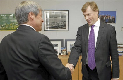 Kättä päälle. Maa- ja metsätalousministeri Jari Koskinen (kok.) ja EU:n maatalouskomissaari Dacian Ciolos¸ sopivat torstaina Etelä-Suomen tuen jatkosta.Koskisen mukaan kukaan ei pysty laskemaan, kuinka monta kertaa asiasta on parin vuoden aikana komission kanssa keskusteltu. Etienne Ansotte