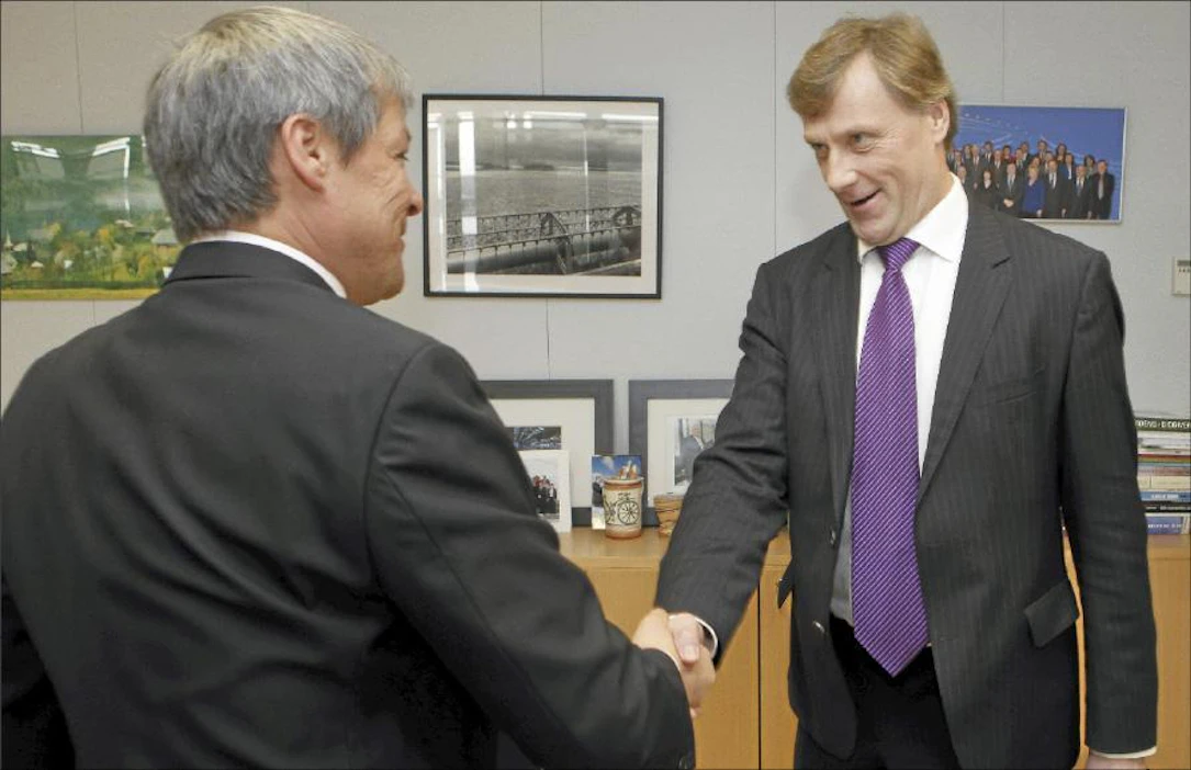 Kättä päälle. Maa- ja metsätalousministeri Jari Koskinen (kok.) ja EU:n maatalouskomissaari Dacian Ciolos¸ sopivat torstaina Etelä-Suomen tuen jatkosta.Koskisen mukaan kukaan ei pysty laskemaan, kuinka monta kertaa asiasta on parin vuoden aikana komission kanssa keskusteltu. Etienne Ansotte