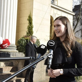 Pääministeri Sanna Marin (sd.) kommentoi medialle ennen hallituksen neuvotteluja Säätytalolla Helsingissä 29. huhtikuuta 2020. LEHTIKUVA / JUSSI NUKARI