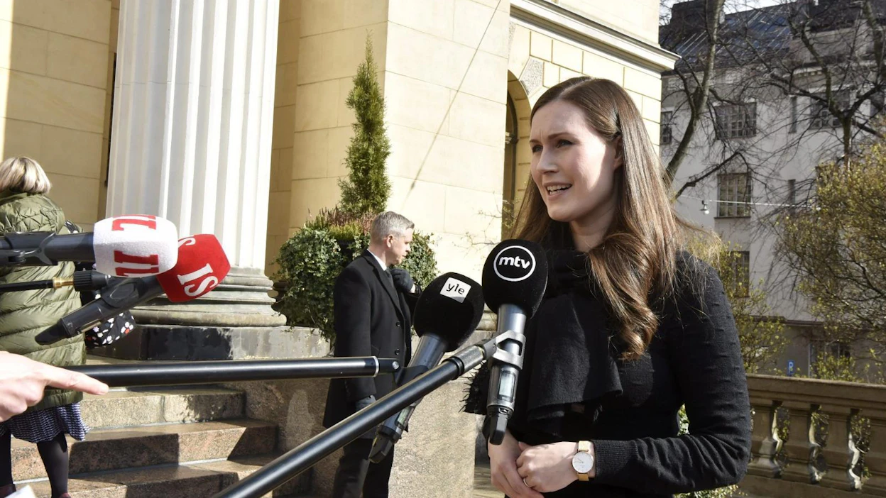 Pääministeri Sanna Marin (sd.) kommentoi medialle ennen hallituksen neuvotteluja Säätytalolla Helsingissä 29. huhtikuuta 2020. LEHTIKUVA / JUSSI NUKARI