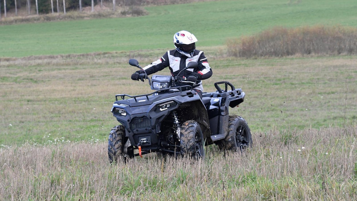 Uusi Sportsman 570 on saanut uutta näköä ja tehoa: etutelineellä on kaide, valot on vaihdettu ledeiksi ja moottoriin on tullut 9 hv lisää.