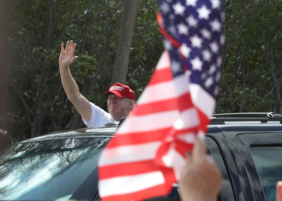 Presidentti Donald Trump vilkutti kannattajilleen West Palm Beachissa Floridassa eilen. Lehtikuva/AFP