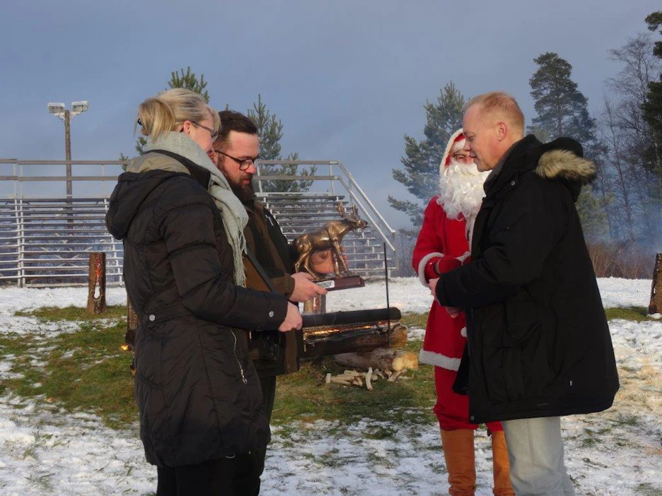 MT:n toimituspäällikkö Jussi Martikainen (oik.) vastaanotti palkinnon Metsästäjäliiton Kymen piirin puheenjohtaja Simo Vertaselta ja sihteeri Anu Pentinniemeltä joulupukin valvovien silmien alla.