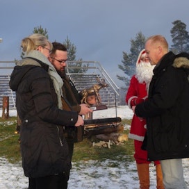 MT:n toimituspäällikkö Jussi Martikainen (oik.) vastaanotti palkinnon Metsästäjäliiton Kymen piirin puheenjohtaja Simo Vertaselta ja sihteeri Anu Pentinniemeltä joulupukin valvovien silmien alla.