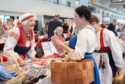Karjalaisilla kesäjuhlilla pääsee tutustumaan kulttuuriin ja hankkimaan perinnemallien mukaan tehtyjä käsitöitä.