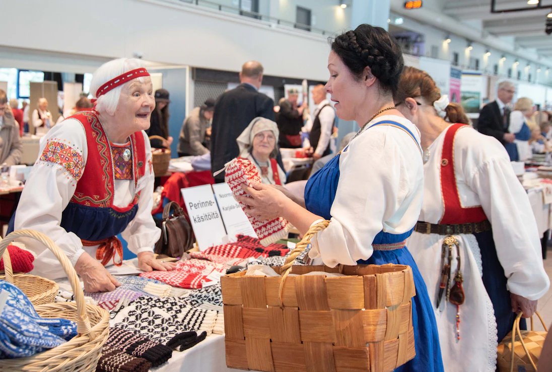 Karjalaisilla kesäjuhlilla pääsee tutustumaan kulttuuriin ja hankkimaan perinnemallien mukaan tehtyjä käsitöitä.