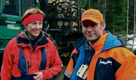 Kulttuurierot ja roolijako eivät mahtuneet  tämän parin  sanastoon, kun Helena Pirkkalainen saatiin vihdoin houkuteltua maastosta yhteiskuvaan viimeisimmän metsuritulokkaan, Veli-Martti Luiron kanssa. Molemmat trimmasivat itsensä oitis kuvauskuntoon firman ”paraatiasussa”. Ollapa äänikuva!