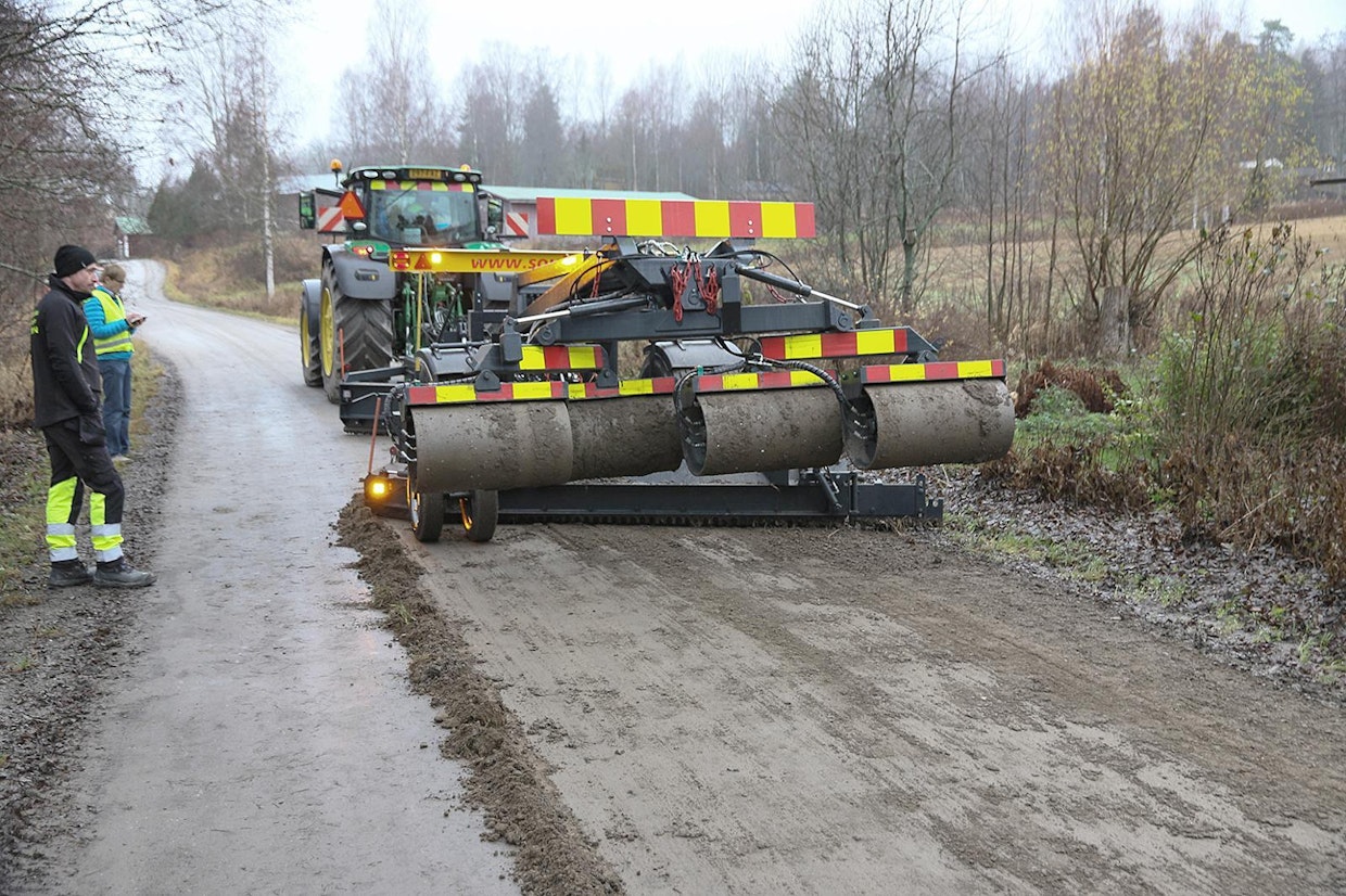 Yksi kolmesta sektorista ajettiin pelkällä lanauksella ilman jyräpyörästöä. Tien pintaan jäi silloin paljon irtoainesta, joka urautuu jo ensimmäisten autojen jäljiltä. ”Kun siihen tulee yksi ura, sitten autoilijat ajavat sitä pitkin ja pahentavat tilannetta”, totesi Jesse Matikainen.