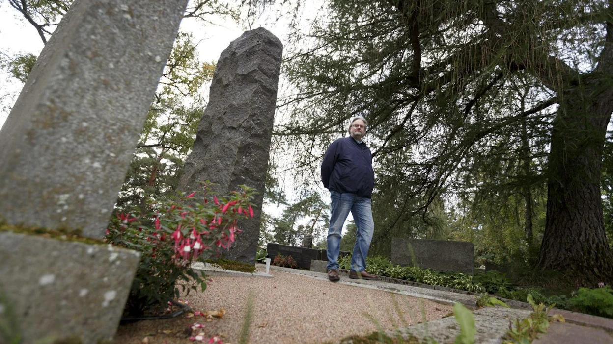 Suomen Sukututkimusseuran toiminnanjohtaja P.T. Kuusiluoma Messukylän hautausmaalla Tampereella elokuussa. LEHTIKUVA / KALLE PARKKINEN