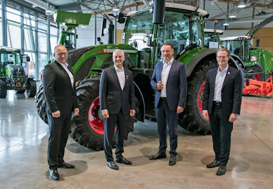 Johtaja Michael Wellenzohn Deutzilta, AGCO:n pääjohtaja Eric Hansotia, johtaja Frank Hiller Deuzilta ja Torsten Dehner Fendtiltä olivat allekirjoittamassa AGCO:n ja Deutzin moottorisopimusta.