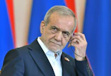 Neuvottelujen alla Iranin presidentti Masoud Pezeshkian vakuutti jälleen, ettei maa pyri kehittämään ydinasetta. Arkistokuva. LEHTIKUVA/AFP.. 
