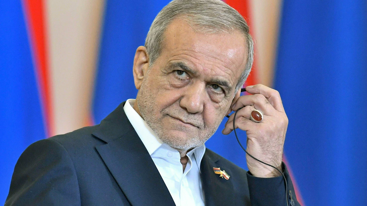 Neuvottelujen alla Iranin presidentti Masoud Pezeshkian vakuutti jälleen, ettei maa pyri kehittämään ydinasetta. Arkistokuva. LEHTIKUVA/AFP..