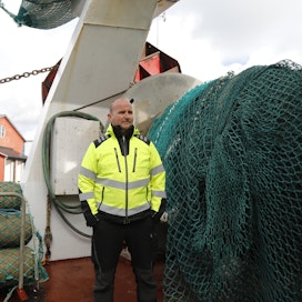 EU-komissio on esittänyt Suomen tärkeimmän saaliskalan silakan kohdennetun kalastuksen lopettamista ensi vuonna. Selkämeren Jää Oy:n toimitusjohtaja Henri Lomppi sanoo, että komission ehdottama kiintiön leikkaus tarkoittaisi yrityksen kaikkien toimintojen loppumista.