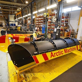 Asentaja Seppo Mäkelä viimeisteli autoon asennettavaa lumiauraa Arctic Machinesin tehtaalla tiistaina Jyväskylässä.