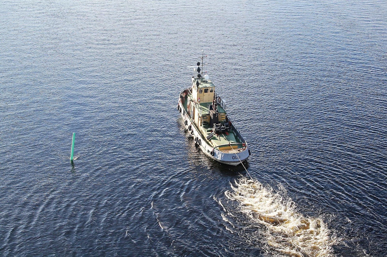 Hinaaja on väylän valtias. Joensuun ja Lappeenrannan välillä polttoainetta kuluu vajaa 10 000 litraa, kun yhden suuntaisessa rekkarallissa sitä palaisi kuusinkertainen määrä.