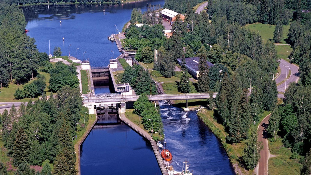 Yli 40 kilometriä pitkä Saimaan kanava on maamme tärkein kanava, se yhdistää Saimaan Suomenlahteen. Kanava avattiin ensimmäisen kerran vuonna 1856.