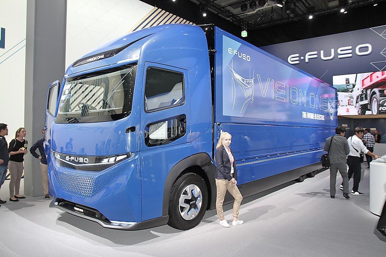 eFuso Vision One on 23 tonnin kokoluokan sähkökuorma-autokonsepti. Autossa on 300 kWh akusto, jolla luvataan parhaimillaan 350 kilometrin toimintasäde. Hyötykuormaa saadaan mukaan 11 tonnia.
