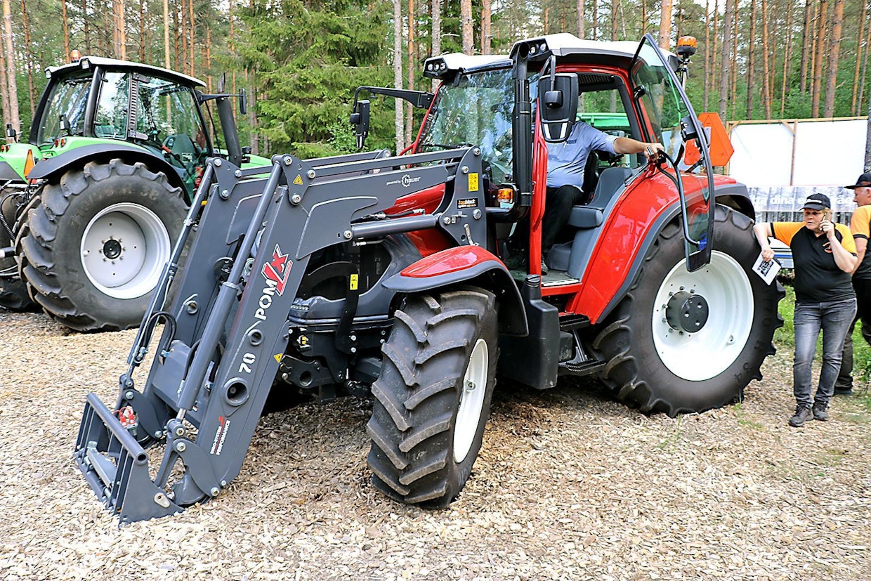 Rosenqvist Maskin on aloittanut itävaltalaisten Lindner-traktoreiden tuonnin. Lindner on erikoistunut vaikeissa maastoissa käytettäviin ajoneuvoihin. Nelipyöräohjattu ja portaattomalla voimansiirrolla varustettu kone sopii hyvin ympäristönhoitoon ja erikoiskäyttöön. (UO)