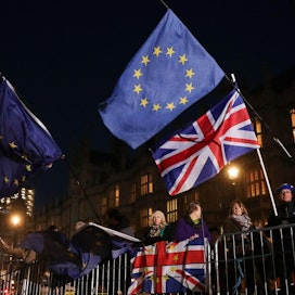 Brexitin vastustajat heiluttivat EU:n ja Britannian lippuja parlamenttitalon ulkopuolella keskiviikkona. LEHTIKUVA/AFP