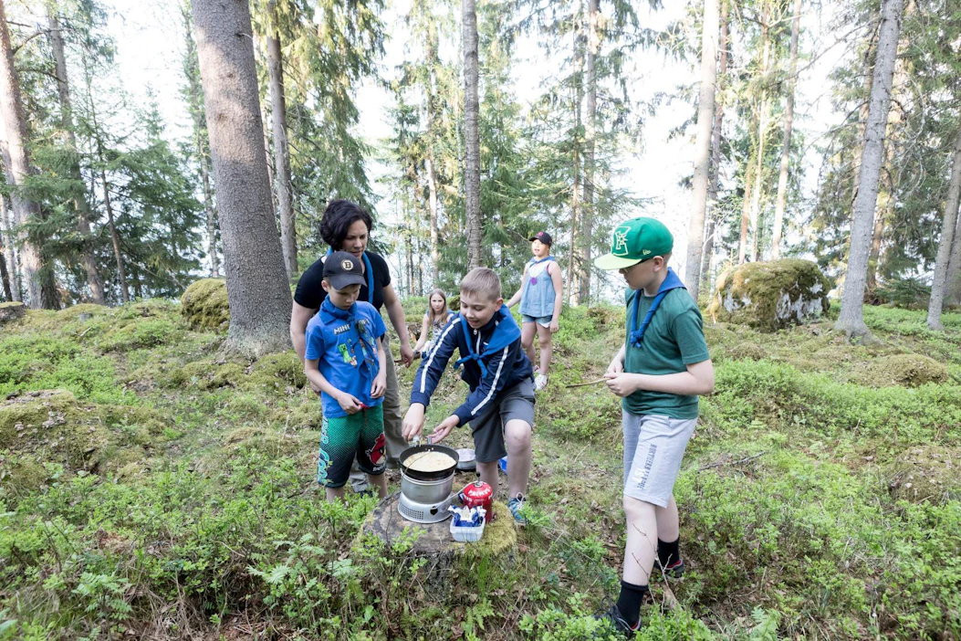 Lettujen paistaminen on ookoo partiolaisten linjauksen mukaan, sillä maitoa ja munia voi edelleen käyttää.