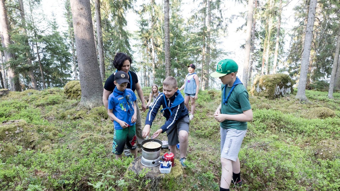 Lettujen paistaminen on ookoo partiolaisten linjauksen mukaan, sillä maitoa ja munia voi edelleen käyttää.