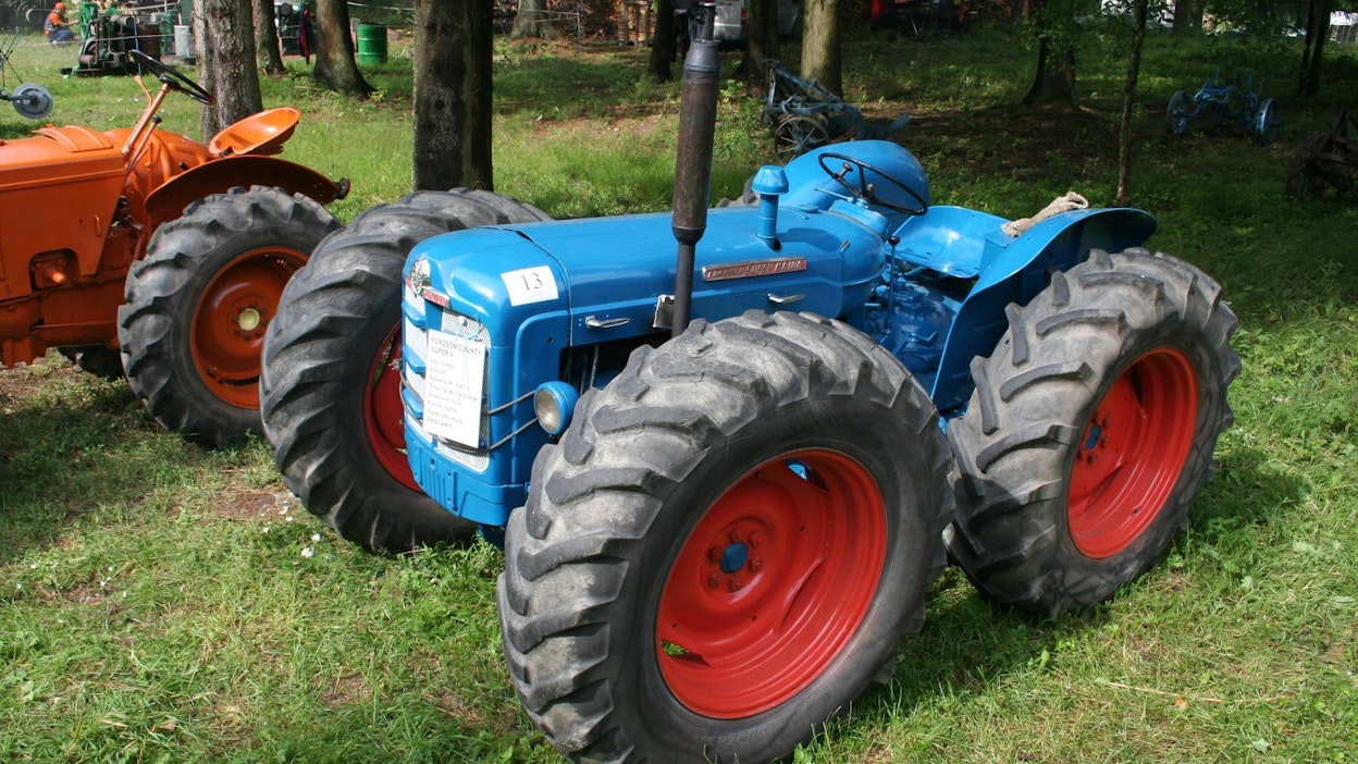 Ford TW 15:n moottorilla ja 7600:n voimansiirrolla varustettu 1184 kuului viimeiseen County-mallistoon, valmistaja ajautui vararikkoon vuonna 1983. Vajaassa 22 vuodessa valmistui 35 000 Ford-pohjaista nelivetoa lähes kuutenakymmenenä eri versiona.