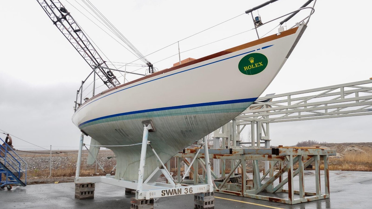 Vuonna 1966 perustetun Nautor’s Swanin ensimmäinen purjevene Tarantella komeilee yrityksen Pietarsaaren tehtaan pihamaalla.
